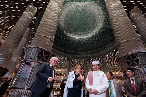 Presiden Jerman Frank-Walter Steinmeier beserta Ibu Negara Elke Buedenbender dan  Menteri Agama sekaligus Imam Besar Masjid Istiqlal, Nasaruddin Umar saat mengunjungi  Masjid Istiqlal Jakarta, Senin (15/06/2026).