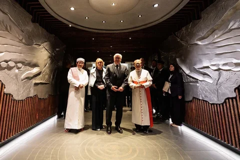 Presiden Jerman Frank-Walter Steinmeier beserta Ibu Negara Elke Buedenbender bersama Menteri Agama dan Imam Besar Masjid Istiqlal Indonesia Nasaruddin Umar dan Uskup Agung Jakarta Kardinal Ignatius Suharyo Hardjoatmodjo berjalan di dalam Terowongan Silaturahmi Jakarta, di Jakarta,  Senin (15/06/2026).