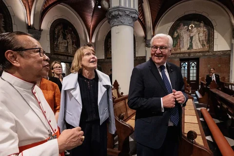 Presiden Jerman Frank-Walter Steinmeier beserta Ibu Negara Elke Buedenbender bersama Uskup Agung Jakarta Kardinal Ignatius Suharyo Hardjoatmodjo saat mengunjungi Gereja Katedral di Jakarta,  Senin (15/06/2026).