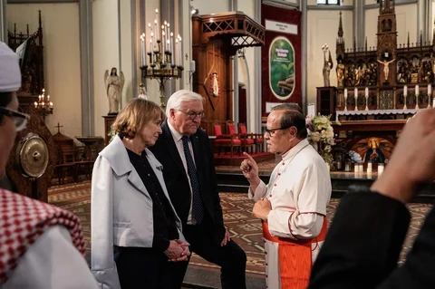 Presiden Jerman Frank-Walter Steinmeier beserta Ibu Negara Elke Buedenbender bersama Uskup Agung Jakarta Kardinal Ignatius Suharyo Hardjoatmodjo saat mengunjungi Gereja Katedral di Jakarta,  Senin (15/06/2026).