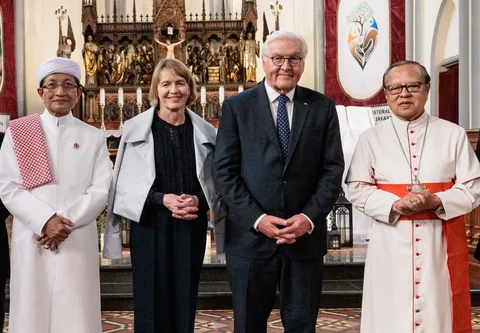 Presiden Jerman Frank-Walter Steinmeier beserta Ibu Negara Elke Buedenbender bersama Menteri Agama dan Imam Besar Masjid Istiqlal Indonesia Nasaruddin Umar dan Uskup Agung Jakarta Kardinal Ignatius Suharyo Hardjoatmodjo saat mengunjungi Gereja Katedral di Jakarta,  Senin (15/06/2026).