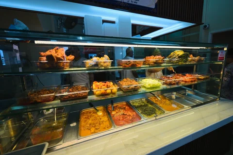 Menteri Ekraf Teuku Riefky Harsya Resmikan Restoran Masakan Padang di Singapura