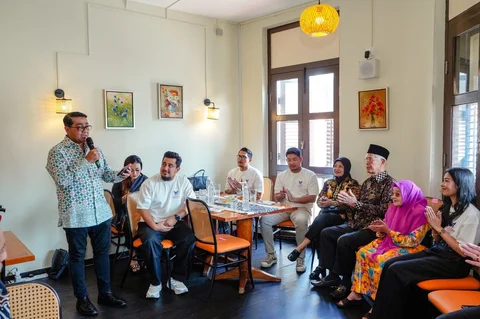 Menteri Ekraf Teuku Riefky Harsya Resmikan Restoran Masakan Padang di Singapura