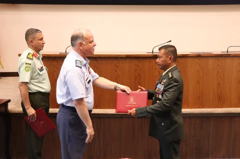 Kolonel Inf Achmad Fikri Dalimunthe menerima penghargaan kelulusan pada prosesi wisuda Royal Jordanian National Defence College (RJNDC) Angkatan ke-23 Tahun Akademik 2025&ndash;2026 di Amman, Yordania, Senin (15/6/2026).