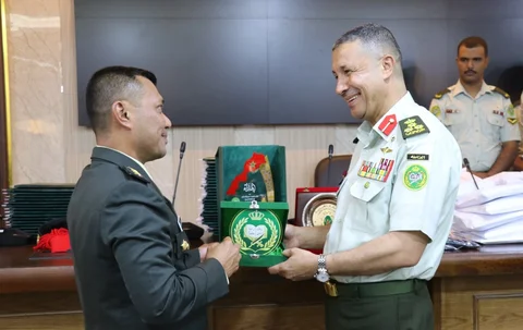 Kolonel Inf Achmad Fikri Dalimunthe menerima penghargaan kelulusan pada prosesi wisuda Royal Jordanian National Defence College (RJNDC) Angkatan ke-23 Tahun Akademik 2025&ndash;2026 di Amman, Yordania, Senin (15/6/2026).