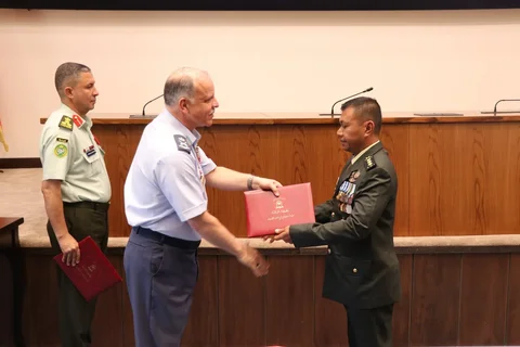 Kolonel Inf Achmad Fikri Dalimunthe menerima penghargaan kelulusan pada prosesi wisuda Royal Jordanian National Defence College (RJNDC) Angkatan ke-23 Tahun Akademik 2025&ndash;2026 di Amman, Yordania, Senin (15/6/2026).