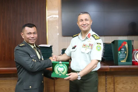 Kolonel Inf Achmad Fikri Dalimunthe menerima penghargaan kelulusan pada prosesi wisuda Royal Jordanian National Defence College (RJNDC) Angkatan ke-23 Tahun Akademik 2025&ndash;2026 di Amman, Yordania, Senin (15/6/2026).