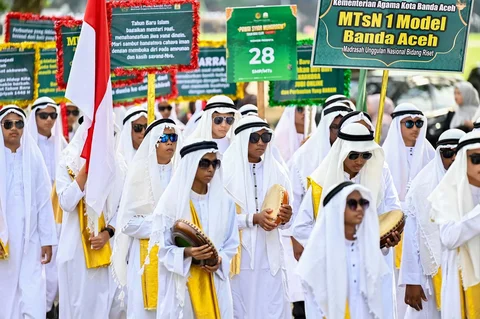 Para siswa mengikuti pawai menyambut tahun baru Islam bulan Muharram di Banda Aceh. Selasa (16/06/2026).