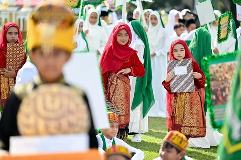 Para siswa mengikuti pawai menyambut tahun baru Islam bulan Muharram di Banda Aceh. Selasa (16/06/2026).