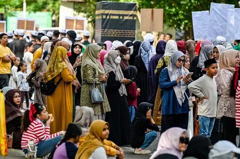 Warga menyaksikan  pawai menyambut tahun baru Islam bulan Muharram di Banda Aceh. Selasa (16/06/2026).