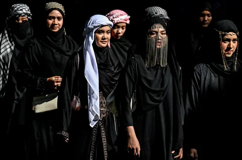 Para siswa mengikuti pawai menyambut tahun baru Islam bulan Muharram di Banda Aceh. Selasa (16/06/2026).