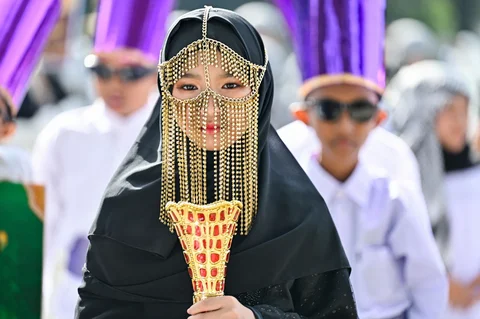 Para siswa mengikuti pawai menyambut tahun baru Islam bulan Muharram di Banda Aceh. Selasa (16/06/2026).