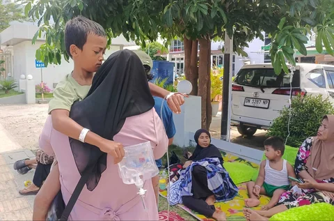 Para pasien dievakuasi di luar rumah sakit Anutapura setelah gempa M 6,7 di Palu, Sulawesi Tengah, Indonesia, Selasa (16/06/2026).