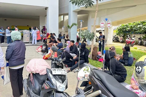 Para pasien dievakuasi di luar rumah sakit setelah gempa M 6,7 di Palu, Sulawesi Tengah, Indonesia, Selasa (16/06/2026).