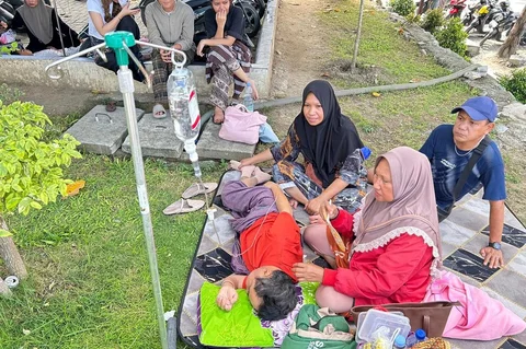 Para pasien dievakuasi di luar rumah sakit setelah gempa M 6,7 di Palu, Sulawesi Tengah, Indonesia, Selasa (16/06/2026).