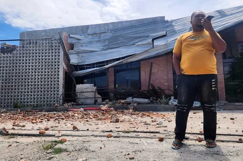 Seorang pria berbicara di telepon selulernya di dekat sebuah bangunan yang rusak akibat gempa M 6,7 di Palu, Sulawesi Tengah, Indonesia, Selasa (16/06/2026).