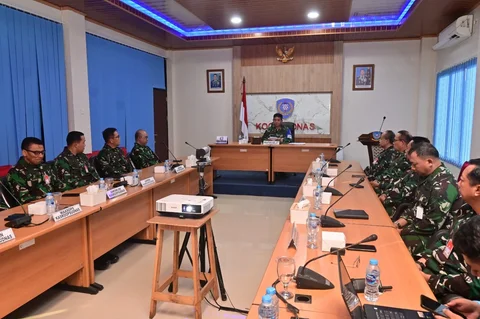 Kepala Staf Komando Operasi Udara Nasional (Kaskoopsudnas) Marsda TNI Purwoko Aji Prabowo membuka Latihan Kesiagaan II Kodau III &ldquo;Maleo Perkasa&rdquo; Tahun Anggaran 2026 di Makoopsudnas, Halim Perdanakusuma, Jakarta Timur, Senin (15/6/2026).