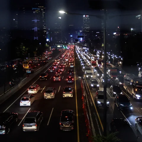 Kemacetan lalu lintas terjadi saat jam pulang kerja di Jalan Gatot Subroto, kawasan Gatot Subroto, Jakarta, Jumat (14/7/2023). Anggota DPRD DKI Jakarta August Hamonangan mengatakan sistem kerja dari rumah atau work from home (WFH) lebih efektif mengurangi kemacetan Jakarta dibandingkan pembagian jam masuk kerja. (Liputan6.com/Johan Tallo)