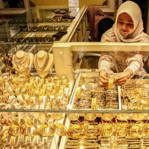 Investor dan masyarakat perlu tahu! Harga emas di Pegadaian dari jenama UBS, Antam, dan Galeri24 kompak mengalami kenaikan signifikan pada Sabtu pagi, 6 Juni 2026, tawarkan peluang investasi.