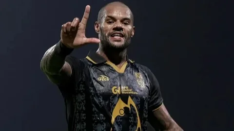 Selebrasi striker Malut United, David Da Silva usai membobol gawang Madura United dalam laga pekan ke-24 BRI Super League 2025/2026 di Stadion Gelora Ratu Pamelingan, Pamekasan, Jawa Timur, Selasa (3/3/3026).