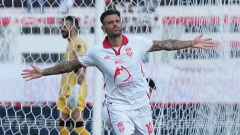Striker Malut United, Tyronne del Pino.