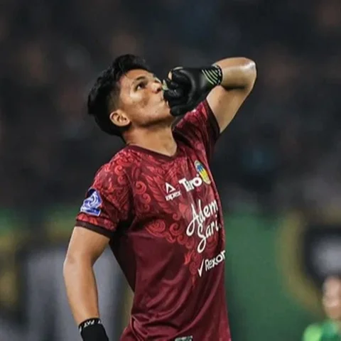 Selebrasi pemain PSIM Yogyakarta, Cahya Supriadi saat timnya berhasil mecetak gol ke gawang Persebaya Surabaya pada BRI Super League 2025/2026 di Stadion Gelora Bung Tomo, Surabaya, Jumat (8/8/2025).