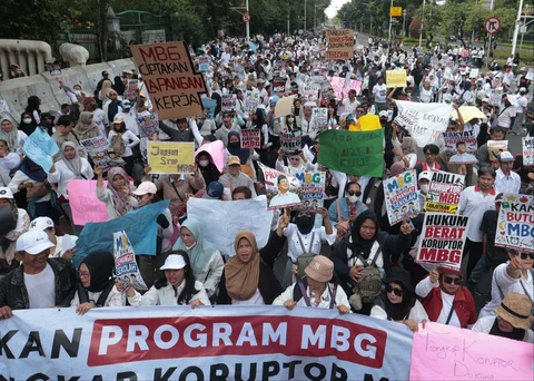 Massa yang tergabung dalam Aliansi Masyarakat Jakarta Timur menggelar aksi unjuk rasa untuk mendukung keberlanjutan program Makan Bergizi Gratis (MBG) dan mendesak pemberantasan penyalahgunaan program tersebut di kawasan Patung Kuda, Jakarta Pusat, Rabu (17/6/2026).