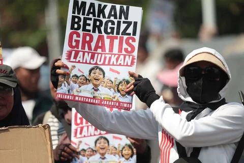 Massa yang tergabung dalam Aliansi Masyarakat Jakarta Timur menggelar aksi unjuk rasa untuk mendukung keberlanjutan program Makan Bergizi Gratis (MBG) dan mendesak pemberantasan penyalahgunaan program tersebut di kawasan Patung Kuda, Jakarta Pusat, Rabu (17/6/2026).