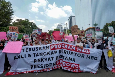 Massa yang tergabung dalam Aliansi Masyarakat Jakarta Timur menggelar aksi unjuk rasa untuk mendukung keberlanjutan program Makan Bergizi Gratis (MBG) dan mendesak pemberantasan penyalahgunaan program tersebut di kawasan Patung Kuda, Jakarta Pusat, Rabu (17/6/2026).
