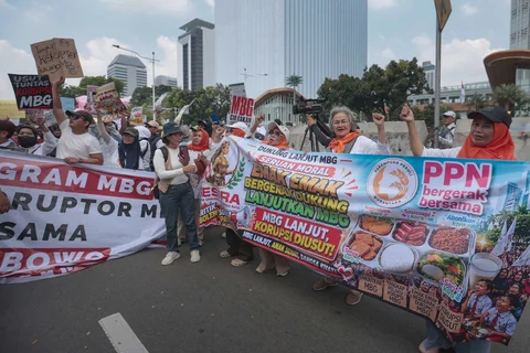 Massa yang tergabung dalam Aliansi Masyarakat Jakarta Timur menggelar aksi unjuk rasa untuk mendukung keberlanjutan program Makan Bergizi Gratis (MBG) dan mendesak pemberantasan penyalahgunaan program tersebut di kawasan Patung Kuda, Jakarta Pusat, Rabu (17/6/2026).