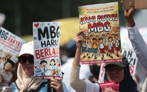 Massa yang tergabung dalam Aliansi Masyarakat Jakarta Timur menggelar aksi unjuk rasa untuk mendukung keberlanjutan program Makan Bergizi Gratis (MBG) dan mendesak pemberantasan penyalahgunaan program tersebut di kawasan Patung Kuda, Jakarta Pusat, Rabu (17/6/2026).