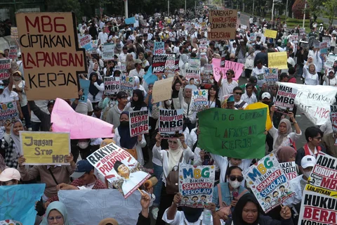Massa yang tergabung dalam Aliansi Masyarakat Jakarta Timur menggelar aksi unjuk rasa untuk mendukung keberlanjutan program Makan Bergizi Gratis (MBG) dan mendesak pemberantasan penyalahgunaan program tersebut di kawasan Patung Kuda, Jakarta Pusat, Rabu (17/6/2026).