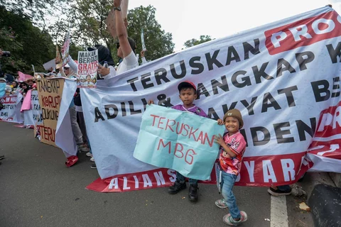 Massa yang tergabung dalam Aliansi Masyarakat Jakarta Timur menggelar aksi unjuk rasa untuk mendukung keberlanjutan program Makan Bergizi Gratis (MBG) dan mendesak pemberantasan penyalahgunaan program tersebut di kawasan Patung Kuda, Jakarta Pusat, Rabu (17/6/2026).