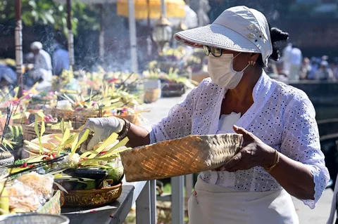 Umat Hindu Bali mempersiapkan sarana upacara untuk bersoa  merayakan Hari Raya Galungan di sebuah pura di Denpasar, Pulau Bali, Indonesia, Rabu (17/06/2026).