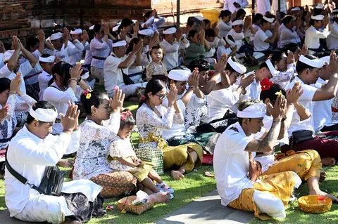 Umat Hindu Bali berdoa untuk merayakan Hari Raya Galungan di sebuah pura di Denpasar, Pulau Bali, Indonesia, Rabu (17/06/2026).