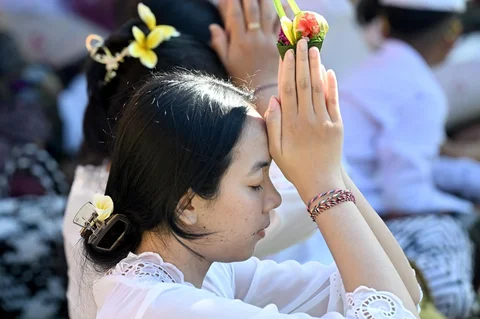 Umat Hindu Bali berdoa untuk merayakan Hari Raya Galungan di sebuah pura di Denpasar, Pulau Bali, Indonesia, Rabu (17/06/2026).