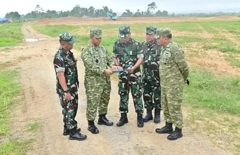 Kaskoopsudnas Marsda TNI Purwoko Aji Prabowo melaksanakan kunjungan kerja ke Lanud Haluoleo Kendari, Sulawesi Tenggara, Selasa (16/6/2026), untuk meninjau kesiapan operasi satuan, perkembangan fasilitas, serta memperkuat pembinaan olahraga Modern Pentathlon Indonesia (MPI) melalui pelantikan Ketua MPI Sulawesi Tenggara periode 2026-2030.