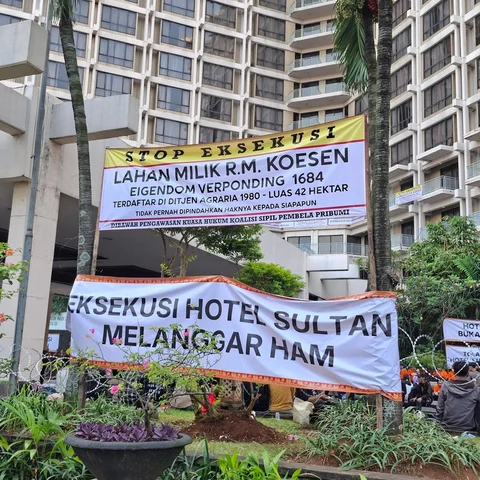 Massa Tolak Eksekusi Hotel Sultan