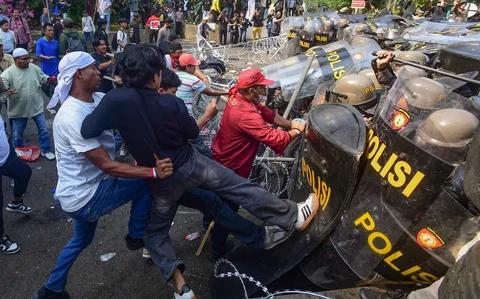 Massa yang menolak eksekusi lahan Hotel Sultan  terlibat bentrok dengan petugas kepolisian di kawasan Gelora Bung Karno (GBK) Jakarta Pusat, Kamis (18/6/2026).