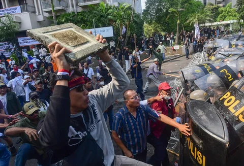Massa yang menolak eksekusi lahan Hotel Sultan  terlibat bentrok dengan petugas kepolisian di kawasan Gelora Bung Karno (GBK) Jakarta Pusat, Kamis (18/6/2026).