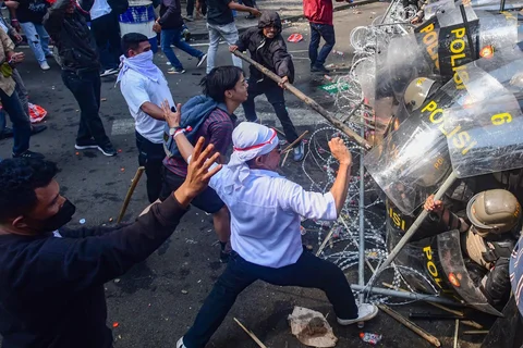 Massa yang menolak eksekusi lahan Hotel Sultan  terlibat bentrok dengan petugas kepolisian di kawasan Gelora Bung Karno (GBK) Jakarta Pusat, Kamis (18/6/2026).