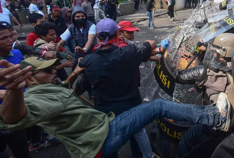 Massa yang menolak eksekusi lahan Hotel Sultan  terlibat bentrok dengan petugas kepolisian di kawasan Gelora Bung Karno (GBK) Jakarta Pusat, Kamis (18/6/2026).