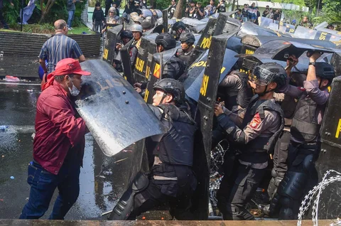 Massa yang menolak eksekusi lahan Hotel Sultan  terlibat bentrok dengan petugas kepolisian di kawasan Gelora Bung Karno (GBK) Jakarta Pusat, Kamis (18/6/2026).