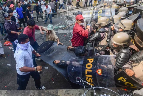 Massa yang menolak eksekusi lahan Hotel Sultan  terlibat bentrok dengan petugas kepolisian di kawasan Gelora Bung Karno (GBK) Jakarta Pusat, Kamis (18/6/2026).