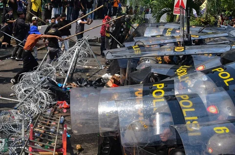 Massa yang menolak eksekusi lahan Hotel Sultan  terlibat bentrok dengan petugas kepolisian di kawasan Gelora Bung Karno (GBK) Jakarta Pusat, Kamis (18/6/2026).