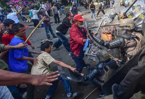 Massa yang menolak eksekusi lahan Hotel Sultan  terlibat bentrok dengan petugas kepolisian di kawasan Gelora Bung Karno (GBK) Jakarta Pusat, Kamis (18/6/2026).