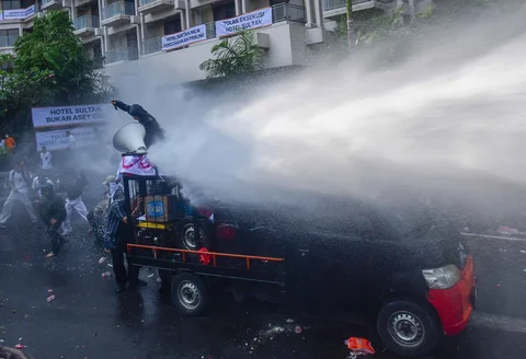 Massa yang menolak eksekusi lahan Hotel Sultan  terlibat disemprot water canon di kawasan Gelora Bung Karno (GBK) Jakarta Pusat, Kamis (18/6/2026).