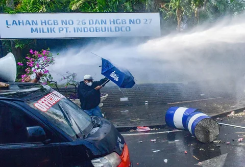 Massa yang menolak eksekusi lahan Hotel Sultan  terlibat disemprot water canon di kawasan Gelora Bung Karno (GBK) Jakarta Pusat, Kamis (18/6/2026).