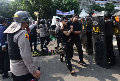 Massa yang menolak eksekusi lahan Hotel Sultan  ditangkap petugas kepolisian usai bentrok  di kawasan Gelora Bung Karno (GBK) Jakarta Pusat, Kamis (18/6/2026).