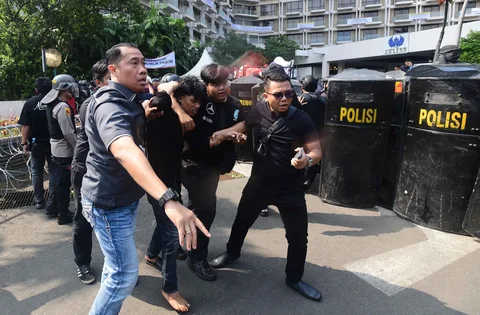 Massa yang menolak eksekusi lahan Hotel Sultan  ditangkap petugas kepolisian usai bentrok  di kawasan Gelora Bung Karno (GBK) Jakarta Pusat, Kamis (18/6/2026).